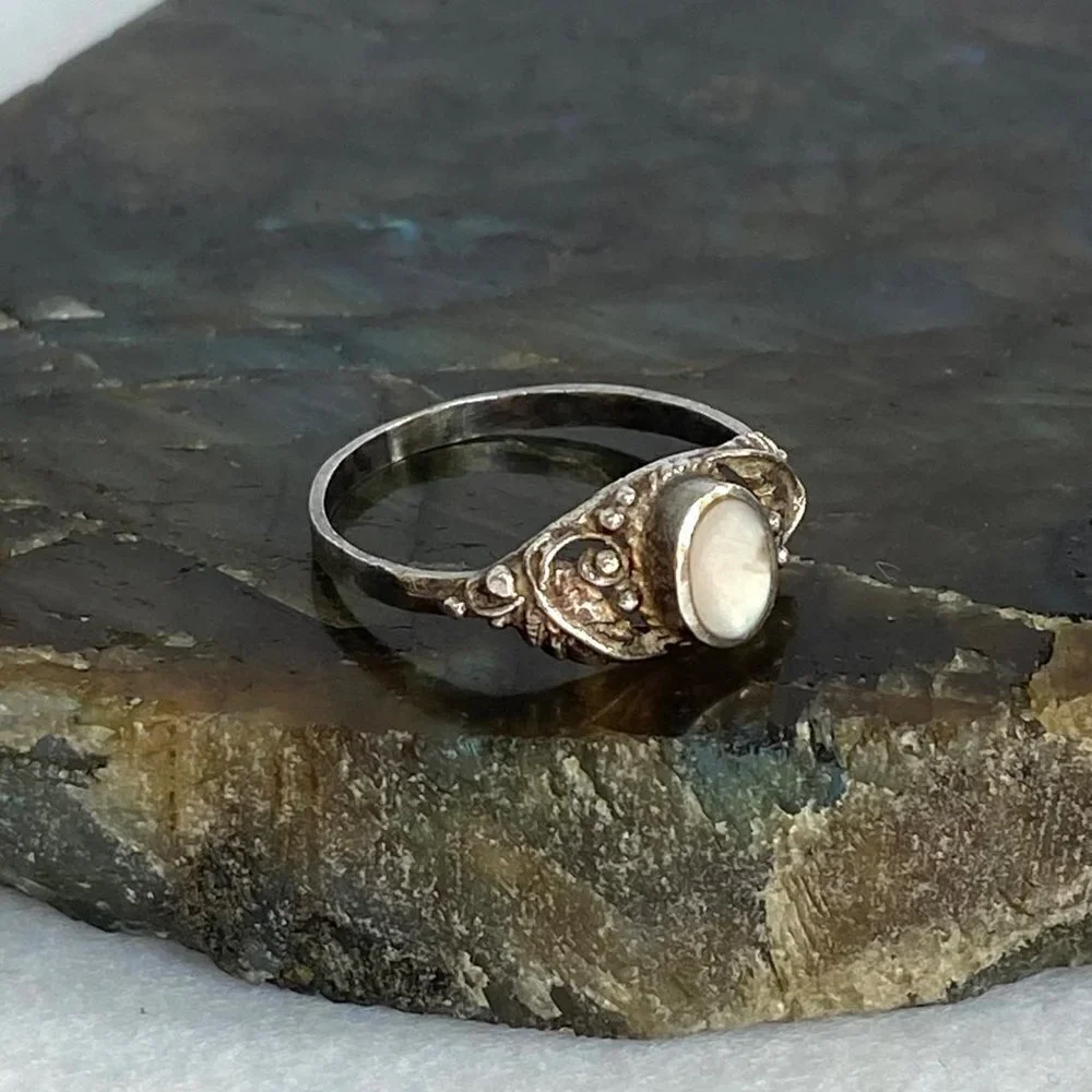 Sterling Silver 925 Southwest Style Oval Mother Of Pearl Feather Leaf Ring 6.5